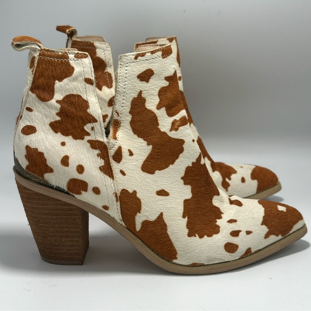 Very volatile cowhide booties size 8.5